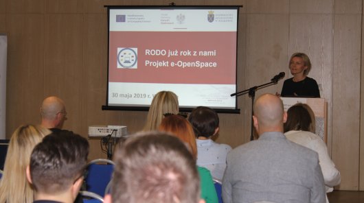 Dyrektor Zespołu Współpracy Międzynarodowej i Edukacji w UODO, Urszula Góral otwiera konferencję pt. "RODO już rok z nami. Projekt e-OpenSpace”.