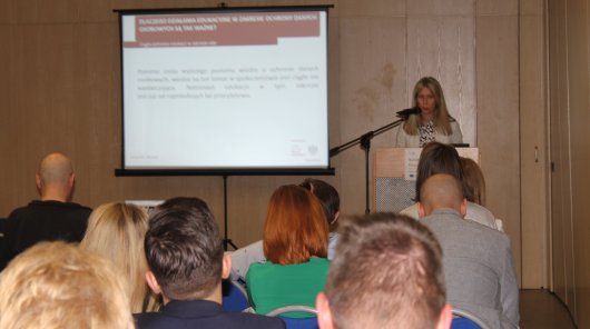 Anna Dudkowska z UODO prezentuje rolę i zadania organu nadzorczego w zakresie edukacji o ochronie danych osobowych podczas konferencji pt. "RODO już rok z nami. Projekt e-OpenSpace”.