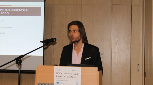 Doktor Przemysław Tacik z UJ omawia projekt e-OpenSpace podczas konferencji pt. "RODO już rok z nami. Projekt e-OpenSpace”.