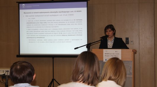 Katarzyna Kos z UJ omawia wyzwania związane z dalszym stosowaniem RODO podczas konferencji pt. "RODO już rok z nami. Projekt e-OpenSpace”.