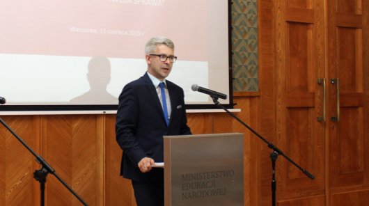 Przemawiający przy mównicy Mirosław Sanek, Zastępca Prezesa Urzędu Ochrony Danych Osobowych