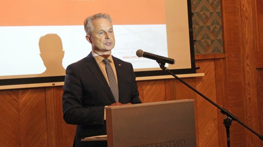 Przemawiający przy mównicy Sławomir Adamiec, dyrektor generalny Ministerstwa Edukacji Narodowej