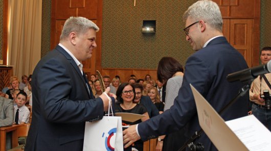 Mirosław Sanek, Zastępca Prezesa Urzędu Ochrony Danych Osobowych (po prawej) wręcza nagrodę dyrektorowi szkoły, która zwyciężyła w konkursie dla szkół w ramach Programu „Twoje dane – Twoja sprawa”
