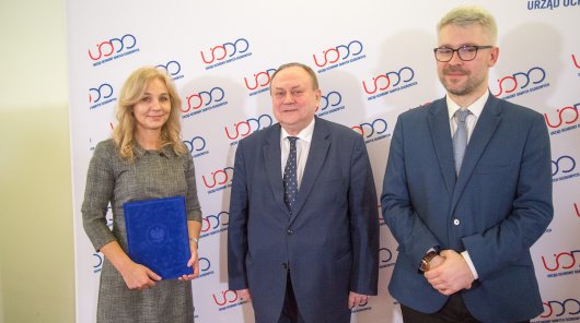 Prezes UODO Jan Nowak i wiceprezes Mirosław Sanek wraz z Anną Lewandowską.