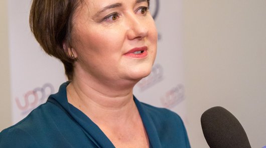 Monika Młotkiewicz, naczelnik Wydziału Współpracy z IOD w UODO udziela wypowiedzi dziennikarzowi TVP.