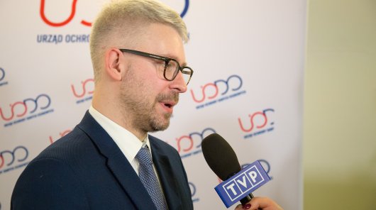 Mirosław Sanek, Zastępca Prezesa Urzędu Ochrony Danych Osobowych udziela wypowiedzi dziennikarzowi TVP.