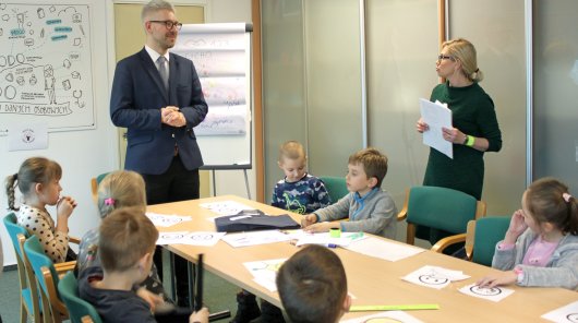 Spotkanie Mirosława Sanka, Zastępcy Prezesa UODO z uczniami szkoły uczestniczącej w programie edukacyjnym "Twoje dane - Twoja sprawa"