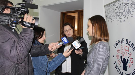 Zdjęcie przedstawia Paulinę Dawidczyk, zastępcę Dyrektora UODO, wypowiadającą się do dziennikarzy