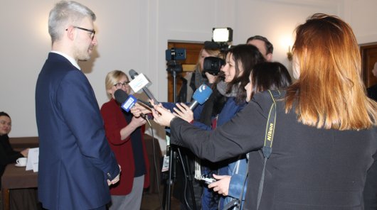 Zdjęcie przedstawia Mirosława Sanka, Zastępcę Prezesa UODO, wypowiadającego się do dziennikarzy 