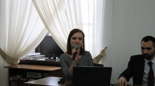 Zdjęcie przedstawia Paulinę Dawidczyk, zastępcę Dyrektora UODO, przemawiającą do uczestników konferencji 