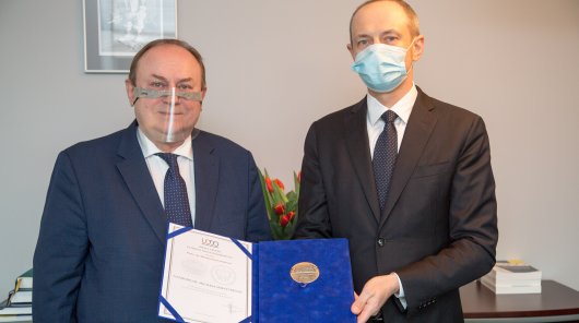 Na zdjęciu stoją: od lewej Jan Nowak, Prezes Urzędu Ochrony Danych, od prawej radca prawny Maciej Gawroński, który trzyma w dłoniach nagrodę imienia Michała Serzyckiego. 