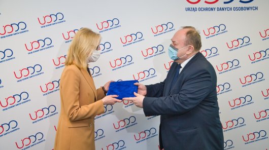 Jak Nowak, prezes UODO (z prawej) wręcza nagrodę im. Michała Serzyckiego pani Małgorzacie Margulskiej-Haczyk (z lewej).