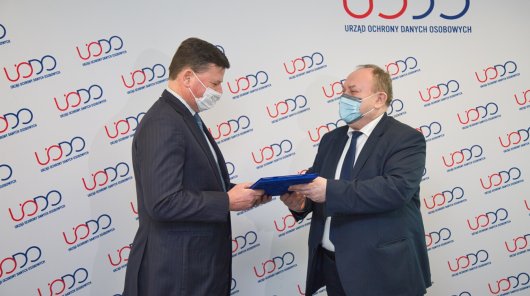 Jak Nowak, prezes UODO (z prawej) wręcza nagrodę im. Michała Serzyckiego mec. Xaweremu Konarskiemu (z lewej).