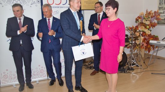 Nagrodę główną „Złote Pióro” z rąk Jakuba Groszkowskiego, Zastępcy Prezesa UODO, odebrała Elżbieta Sękowska, dyrektor ZS nr 1 w Lublinie.