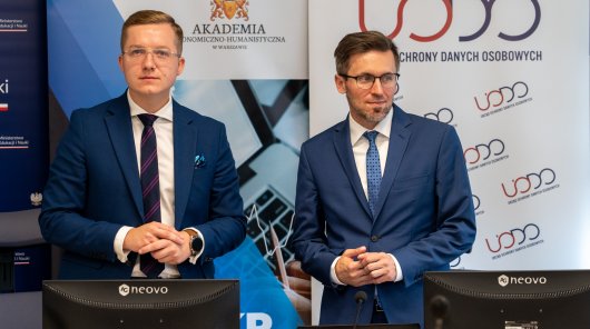 Po lewej stronie Jakub Groszkowski, Zastępca Prezesa UODO, po prawej dr Tomasz Majer, członek Rady Naukowej Instytutu Prawa Ochrony Danych Osobowych 