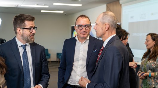 Zdjęcie przedstawiające Adama Sanockiego, Rzecznika Prasowego UODO, Piotra Drobka, Radcę UODO oraz uczestnika konferencji