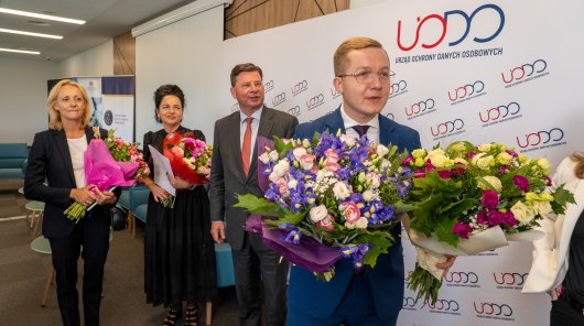 Zdjęcie przedstawiające Jakuba Groszkowskiego, Z-ce Prezesa Urzędu Ochrony Danych Osobowych z kwiatami 