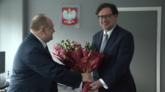 Zdjęcie przedstawiające ustępującego Prezesa UODO Jana Nowaka i nowowybranego Prezesa UODO Mirosława Wróblewskiego