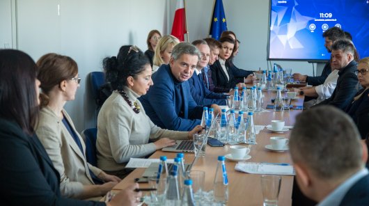 Zdjęcie przedstawiające na pierwszym planie od lewej strony: Dorotę Sitek pracownika Departamentu Skarg w UODO, Monikę Kasińską Dyr. Departamentu Orzecznictwa i Legislacji w UODO i  Konrada Komornickiego Zastępcę Prezesa UODO. 