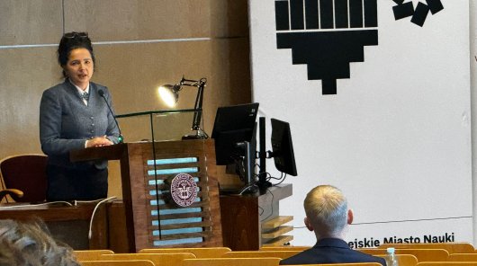 Monika Krasińska, dyrektor Departamentu Orzenictwa i Legislacji w UODO, przemawia z mównicy.