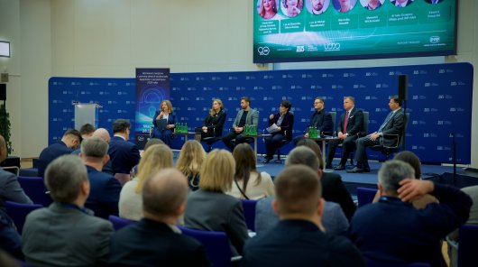 Zdjęcie przedstawiające prelegentów konferencji ZUS w trakcie dyskusji.