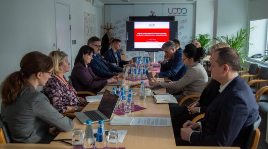 Zdjęcie przedstawia Zastępcę Prezesa Urzędu Ochrony Danych Osobowych wraz z pracownikami UODO i przedstawicielami Związku Powiatów Polskich 