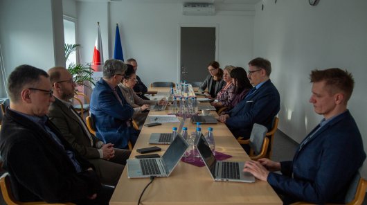 Zdjęcie przedstawia Zastępcę Prezesa Urzędu Ochrony Danych Osobowych wraz z pracownikami UODO i przedstawicielami Związku Powiatów Polskich 