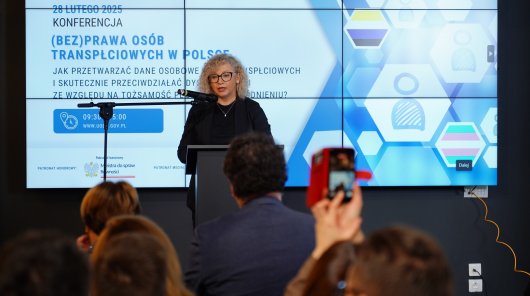 Zdjęcie przedstawiające Konferencję „(Bez)PRAWA osób transpłciowych w Polsce. Jak przetwarzać dane osobowe osób transpłciowych i skutecznie przeciwdziałać dyskryminacji ze względu na tożsamość płciową w zatrudnieniu?”