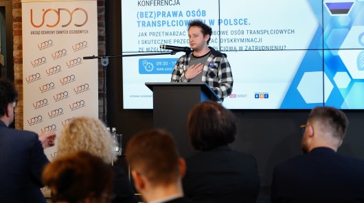 Zdjęcie przedstawiające Konferencję „(Bez)PRAWA osób transpłciowych w Polsce. Jak przetwarzać dane osobowe osób transpłciowych i skutecznie przeciwdziałać dyskryminacji ze względu na tożsamość płciową w zatrudnieniu?”