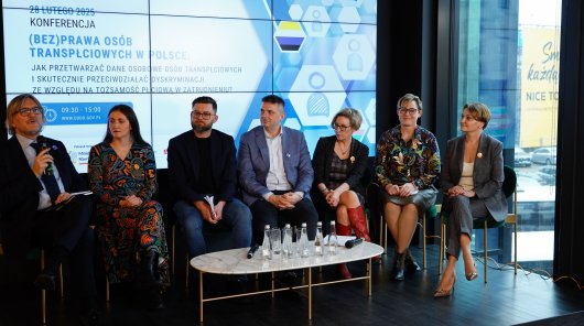 2. panel dyskusyjny konferencji - zdjęcie przedstawiające:
Moderator: dr hab. Arwid Mednis, SZE przy PUODO 
Prelegenci: Ola Tomaszewska,
dr Mirosław Gumularz, Przewodniczący SZE przy PUODO,
Łukasz Kuczkowski,
Anita Ryng,
Monika Sobczyk,
Monika Smulewicz
