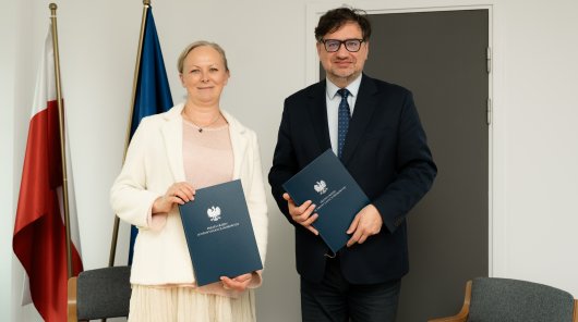 Zdjęcie przedstawiające Mirosława Wróblewskiego - prezesa UODO oraz prezes Fundacji PPL Joannę Bochniarz 