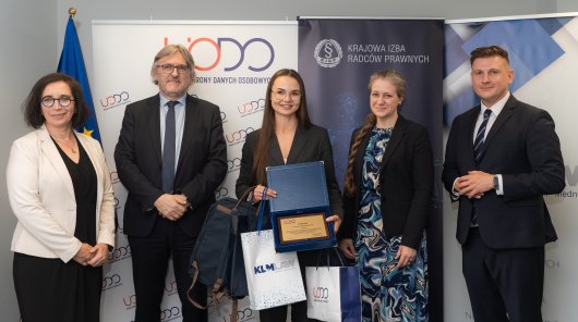 Zdjęcie z uroczystości wręczenia nagród XIII edycji konkursu na esej dla studentów
