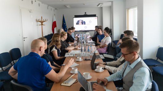 zdjęcie z 18 czerwca br. w siedzibie UODO gdzie dyskutowano o możliwościach stworzenia kodeksu postępowania dla branży wyrobów medycznych