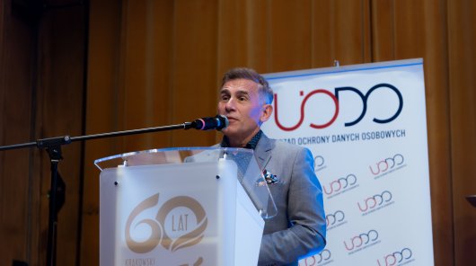 Zdjęcie przedstawia gościa honorowego konferencji Roberta Korzeniowskiego