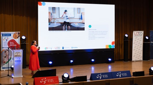 Zdjęcie przedstawia przemawiającą prelegentkę konferencji 