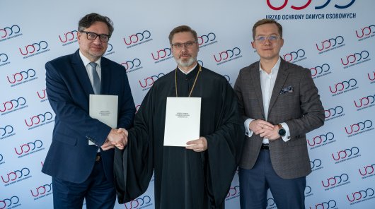 Zdjęcie - Mirosław Wróblewski i Kościelny Inspektor Ochrony Danych Osobowych Polskiego Autokefalicznego Kościoła Prawosławnego ks. Andrzej Lewczak 15 października 2025 r. podpisali porozumienie o współpracy i wzajemnym przekazywaniu informacji