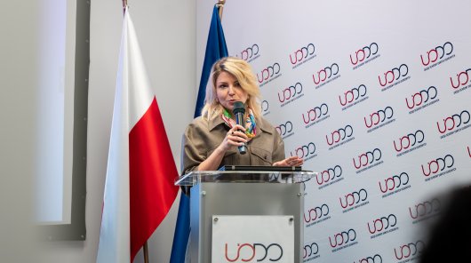 Zdjęcie z 22 i 23 października 2025 r., gdzie w siedzibie Urzędu Ochrony Danych Osobowych odbyła się konferencja szkoleniowa „Prywatność i sztuczna inteligencja w edukacji”, inaugurująca XVI edycję programu „Twoje dane – Twoja sprawa”