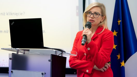 Zdjęcie z 22 i 23 października 2025 r., gdzie w siedzibie Urzędu Ochrony Danych Osobowych odbyła się konferencja szkoleniowa „Prywatność i sztuczna inteligencja w edukacji”, inaugurująca XVI edycję programu „Twoje dane – Twoja sprawa”