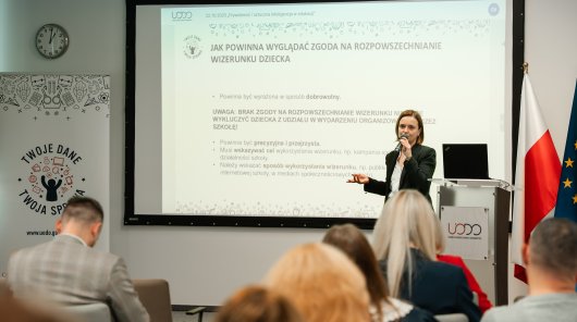 Zdjęcie z 22 i 23 października 2025 r., gdzie w siedzibie Urzędu Ochrony Danych Osobowych odbyła się konferencja szkoleniowa „Prywatność i sztuczna inteligencja w edukacji”, inaugurująca XVI edycję programu „Twoje dane – Twoja sprawa”