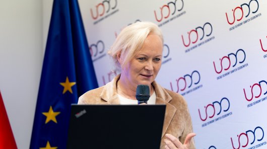 Zdjęcie z 22 i 23 października 2025 r., gdzie w siedzibie Urzędu Ochrony Danych Osobowych odbyła się konferencja szkoleniowa „Prywatność i sztuczna inteligencja w edukacji”, inaugurująca XVI edycję programu „Twoje dane – Twoja sprawa”