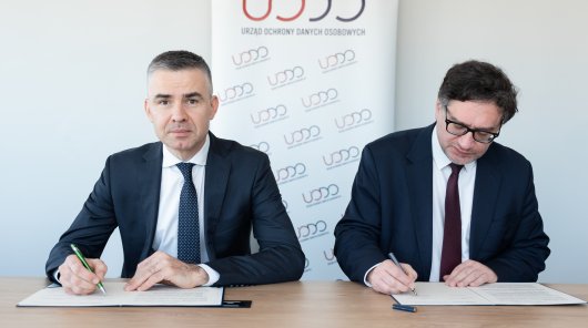 Zdjęcie Mirosław Wróblewski, prezes Urzędu Ochrony Danych Osobowych oraz Przemysław Rosati, prezes Naczelnej Rady Adwokackiej podpisali porozumienie o współpracy pomiędzy UODO a NRA.