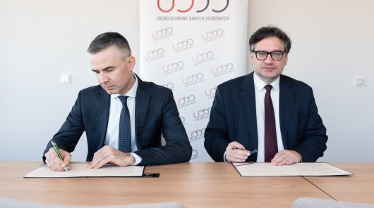 Zdjęcie Mirosław Wróblewski, prezes Urzędu Ochrony Danych Osobowych oraz Przemysław Rosati, prezes Naczelnej Rady Adwokackiej podpisali porozumienie o współpracy pomiędzy UODO a NRA.