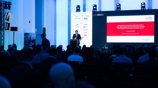 Mirosław Wróblewski, prezes UODO na mównicy podczas wystąpienia na XX Kongresie Przemysłu i Rynku Motoryzacyjnego, przemawia do licznie zgormadzonej publiczności.  