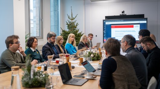 Zdjęcie ze spotkania Społecznego Zespołu Ekspertów przy Prezesie UODO i Grupy Roboczej ds. sztucznej inteligencji