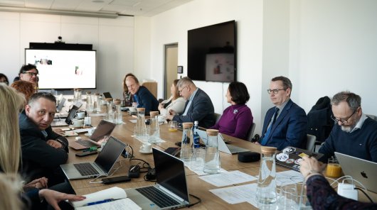 Zdjęcie ze spotkania Prezesa UODO z członkami Społecznego Zespołu Ekspertów przy Prezesie UODO oraz Grupy roboczej SZE do spraw sztucznej inteligencji.