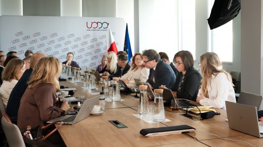 Zdjęcie ze spotkania Prezesa UODO z członkami Społecznego Zespołu Ekspertów przy Prezesie UODO oraz Grupy roboczej SZE do spraw sztucznej inteligencji.