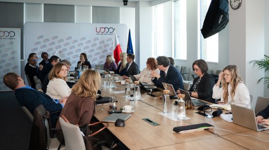Zdjęcie ze spotkania Prezesa UODO z członkami Społecznego Zespołu Ekspertów przy Prezesie UODO oraz Grupy roboczej SZE do spraw sztucznej inteligencji.