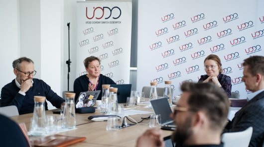 Zdjęcie ze spotkania Prezesa UODO z członkami Społecznego Zespołu Ekspertów przy Prezesie UODO oraz Grupy roboczej SZE do spraw sztucznej inteligencji.