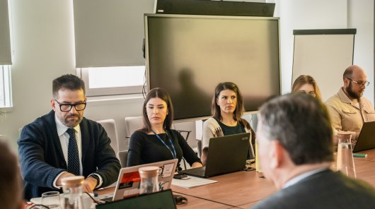 zdjęcie - przedstawiciele UODO spotkali się z IAB Polska, by omówić wątpliwości związane ze stosowaniem rozporządzenia 2024/900 w sprawie przejrzystości i targetowania reklamy politycznej. 