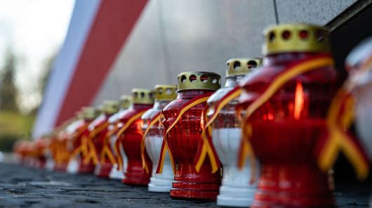 fot. Bartosz Buk, UM Warszawa
10 kwietnia przedstawiciele UODO oddali hołd ofiarom tragedii.
W imieniu pracowników Urzędu Ochrony Danych Osobowych wieniec przed Pomnikiem Ofiar Katastrofy Smoleńskiej złożyli Konrad Komornicki – zastępca Prezesa UODO, Anna Grzelak dyrektor Departamentu Projektów Społecznych i Zrównoważonego Rozwoju oraz Monika Wilczyńska z Departamentu Organizacyjno-Administracyjnego.